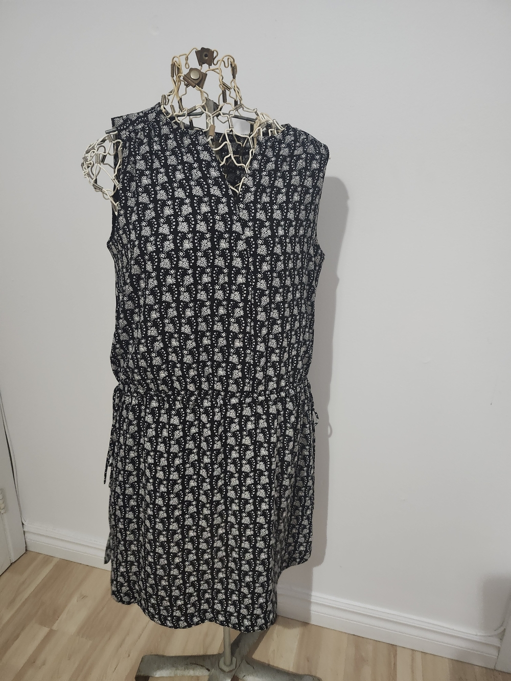 Sleeveless Black & White Printed Waist-Tie Dress